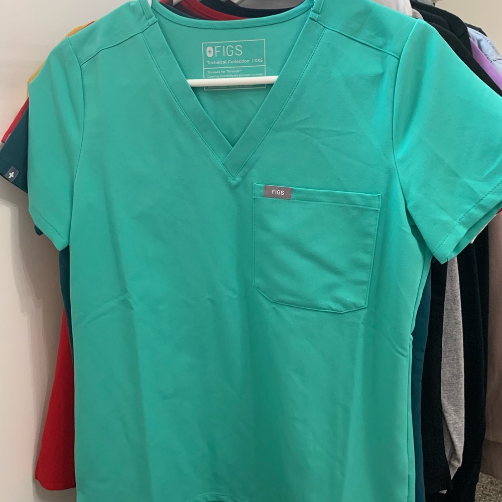 Figs scrub top